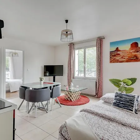 Chic With Parking Near Paris Apartment *