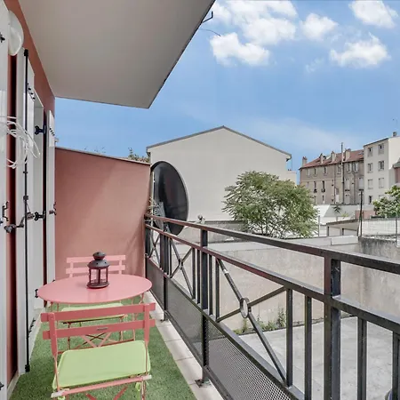 Apartment Chic With Parking Near Paris